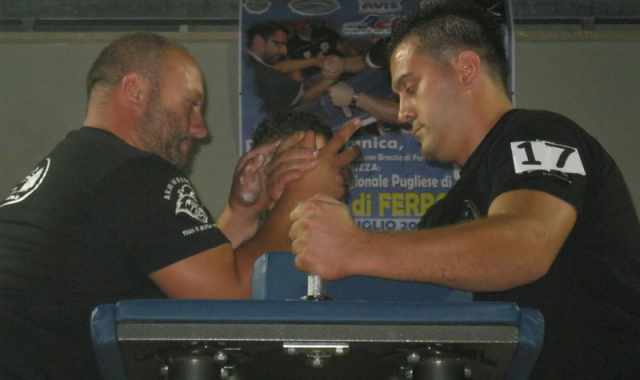 Viaggio nei tornei di braccio di ferro: Ma i giovani si arrendono subito